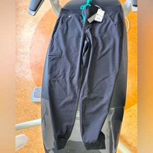Brand new Figs Zamora 2.0 Fionlite petite jogger scrub pants size M